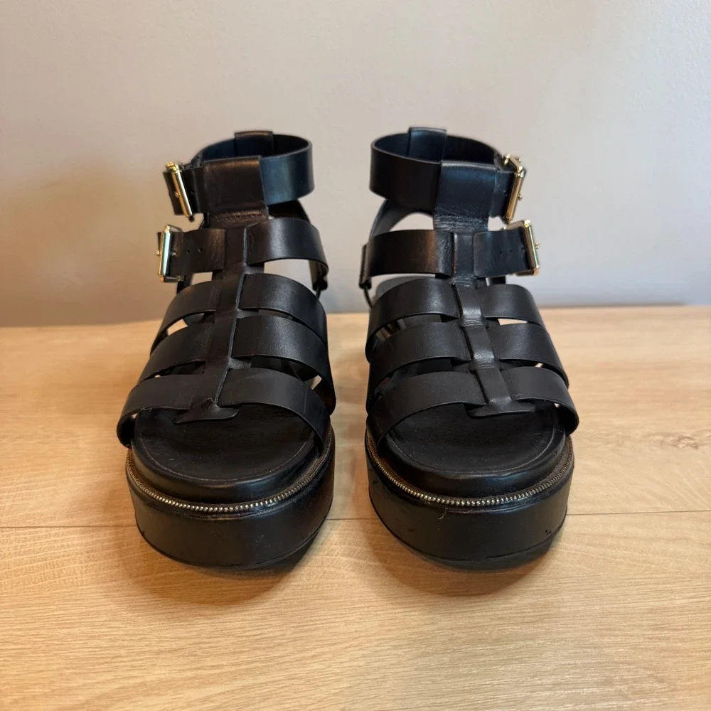 GB Gianni Bini Black Leather Gladiator Platform Sandals Gold Buckle Flatform 7